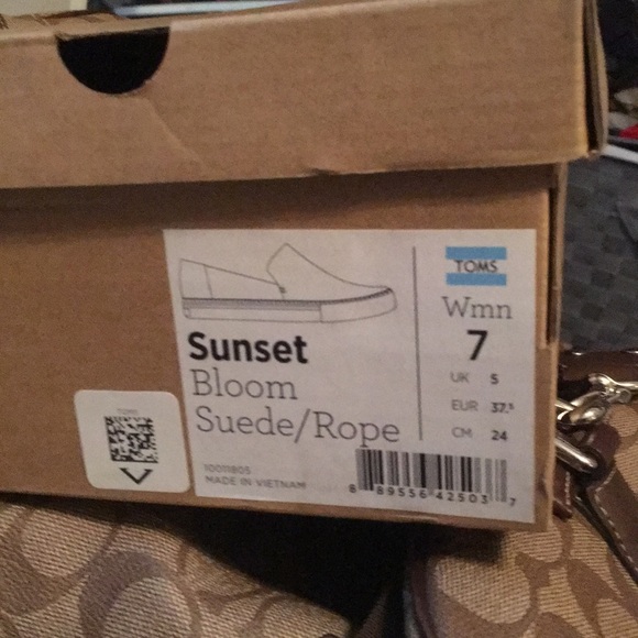 Brand new Suede pink TOMS. - Picture 4 of 4